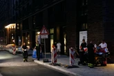 22-Jährige klettert Hausfassade hoch und stürzt metertief