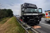 Unfall auf der A1: Drei Laster krachen ineinander