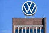 Vor der VW-Aufsichtsratssitzung: Hunderte Menschen protestieren gegen Sparplan