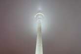 Eisplatten fliegen vom Fernsehturm: Sperrungen am Alexanderplatz