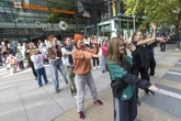 Hunderte Passanten machen bei Mambo-Flashmob auf der Prager Straße mit