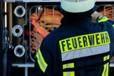 Autobrand in Werkstatt ruft Feuerwehr auf den Plan: Kräfte haben alle Hände voll zu tun
