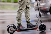 Flucht endet im Knall: Teenie rast auf illegalem E-Scooter vor Polizei davon