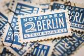 Bürger klebten "Notopfer Berlin" auf ihre Post: Heute ist die 2-Pfennig-Marke Gold wert