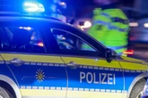 Zeugen gesucht! Frau bremst VW aus und schlägt Fahrer