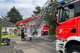 Feuerwehr im Großeinsatz: PV-Anlage auf Wohnhausdach in Brand