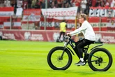 Deutscher Trainer fährt plötzlich mit E-Bike übers Feld, doch es gibt einen guten Grund