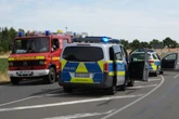 Simson fliegt ins Feld: Fahrer im Krankenhaus, Straße gesperrt