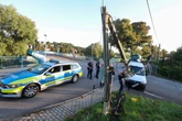 Transporter kracht gegen Telefonmast
