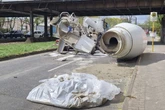 Betonmischer verliert volle Trommel: Inhalt fließt mitten auf die Straße