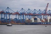 Tödlicher Arbeitsunfall im Hamburger Hafen: Mann wird eingeklemmt und stirbt