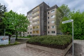 Mann (†75) leblos auf Balkon gefunden: Polizei gibt Update zu Verdächtigen