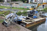 Einfahrt zum Stadthafen dicht: Bagger, Boote und Schläuche sollen Weg frei machen