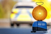 A2 in beide Richtungen gesperrt: Laster verliert nach Unfall Speiseöl