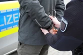 Duo stößt alte Frau zu Boden und klaut ihr die Handtasche