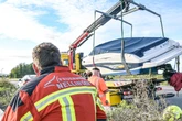 Sportboot "strandet" auf der A8: Mehrere Verletzte nach Unfall