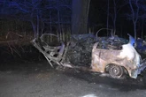 Auto kracht gegen Baum und geht in Flammen auf: Fahrer stirbt am Steuer