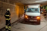 Fahrer unterschätzt Höhe: Transporter bleibt in Unterführung stecken