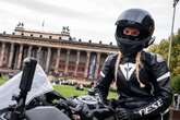 Influencerin Emily filmt Szenen vom Motorrad aus: Das steckt dahinter