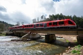 Von Flut zerstört: Wichtige NRW-Bahnstrecke nach vier Jahren wieder befahrbar
