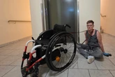Rollstuhl um den Hals gebunden, Fahrstuhl kaputt! Mieterin quält sich die Treppen rauf