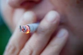 Seniorin zündet sich Zigarette an – plötzlich steht sie in Flammen