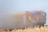 Feldbrand wütet auf 35 Hektar: Feuer bedroht Dorf bei Dresden, Anwohner müssen Häuser verlassen