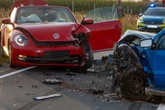 Überholmanöver geht schief: Zwei VW krachen frontal ineinander