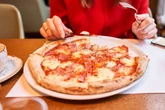 Frau bestellt Pizza ohne Tomaten: Was auf der Rechnung steht, ärgert sie sehr - "beschämend!"
