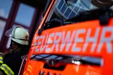 Gebäudebrand bei Bonn: Feuerwehr rettet schwer verletzte Bewohnerin