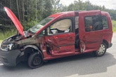 VW gerät in Gegenverkehr: Junge Fahrerin kracht in Laster