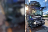 Autotransporter rast in Stauende: Fahrer muss aus Unfallwrack befreit werden
