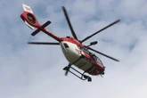 Motorrad kracht gegen Leitplanke: Biker schwer verletzt