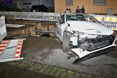 Völlig betrunken: Fahrerin rammt zwölf Autos und landet in Baugrube