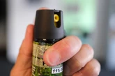 Schulbus evakuiert! Er spritzt sie mit Wasserpistole nass – sie rächt sich mit Pfefferspray