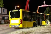 BVG-Busfahrer verliert Bewusstsein und kracht gegen geparkte Autos