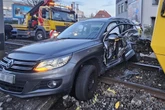 Folgenschwerer Fahrfehler in Stuttgart: VW kollidiert mit Stadtbahn
