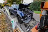 Pick-up kracht gegen Unimog: Sperrung nach Unfall