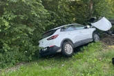 Unfall unter Drogen: Opel-Fahrerin kracht in Leitplanke