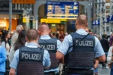Kopfschuss-Mord am Bahngleis: Polizei nimmt drei Verdächtige fest