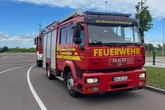 Wohnhaus steht lichterloh in Flammen: Mehrere Feuerwehrleute bei Einsatz verletzt