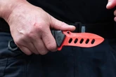 Versuchte Tötung auf offener Straße: Mann sticht 25-Jährigem in die Brust