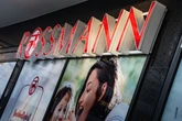 Aggro-Diebin (17) will Namen nicht verraten und widersetzt sich Polizei