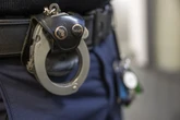 Festnahme vor Klinik: Betrunkener bespuckt Polizisten und tritt ihm gegen den Kopf