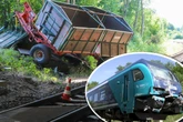 Zug kracht gegen Traktor: Mehrere Personen verletzt, Bahnstrecke gesperrt