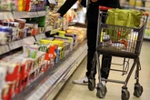 Mann schmeißt Supermarktmitarbeiter Käse ins Gesicht und flüchtet ohne zu bezahlen