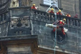 Bei stürmischem Wetter: Dresdner Feuerwehr seilt Person vom Rathausturm ab