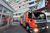 Brand im achten Stock: Kölner Feuerwehr rückt zu Großeinsatz nach Ehrenfeld aus