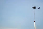 Traktor geht in Flammen auf: Waldbrand breitet sich rasant aus