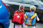 Kind (9) steigt aus dem Bus und wird von Auto verletzt: Polizei warnt Eltern